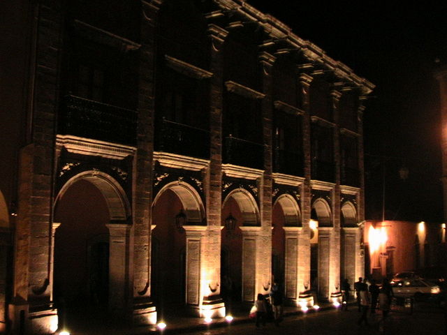 Nocturnos en la plaza central